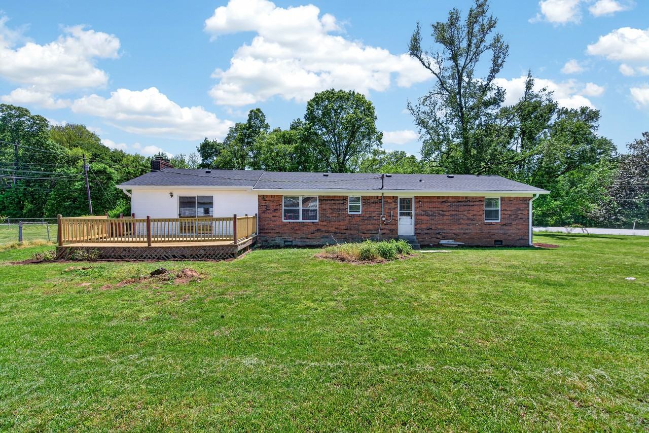 960 Plum Springs Rd - Photo 2 of 11