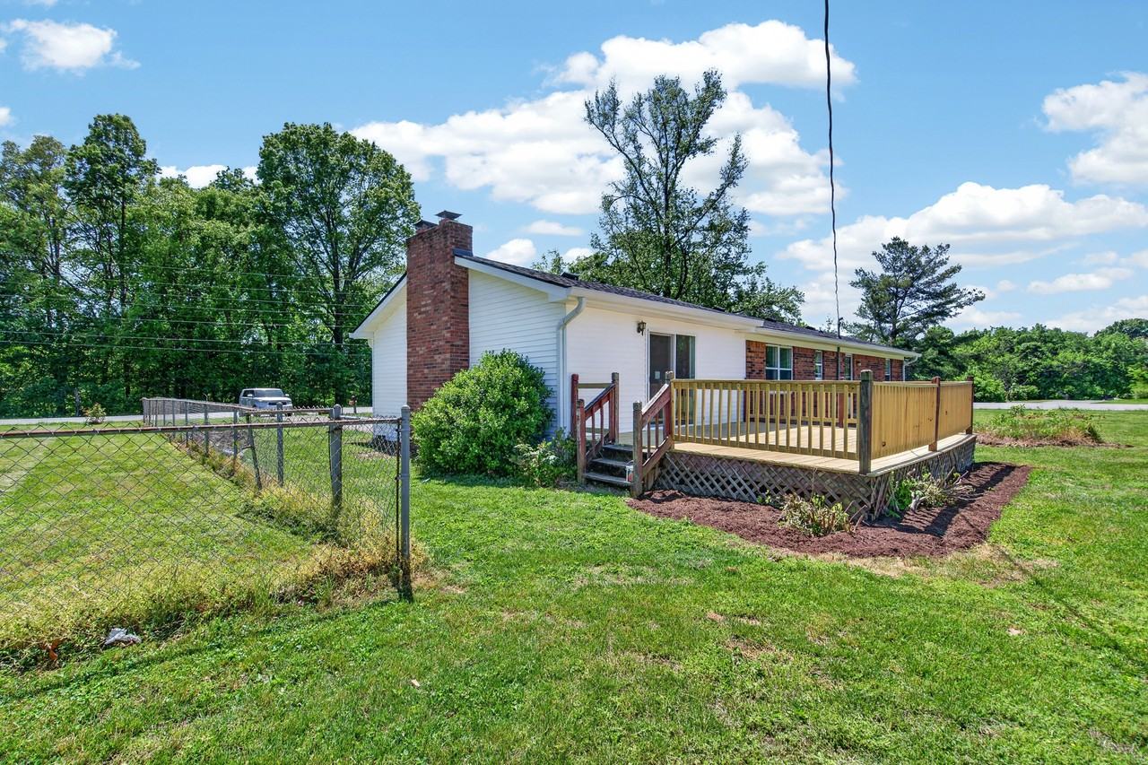 960 Plum Springs Rd - Photo 3 of 11