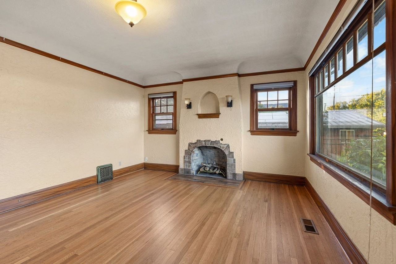 3315 Southeast Cesar Estrada Chavez Boulevard - Photo 2 of 33