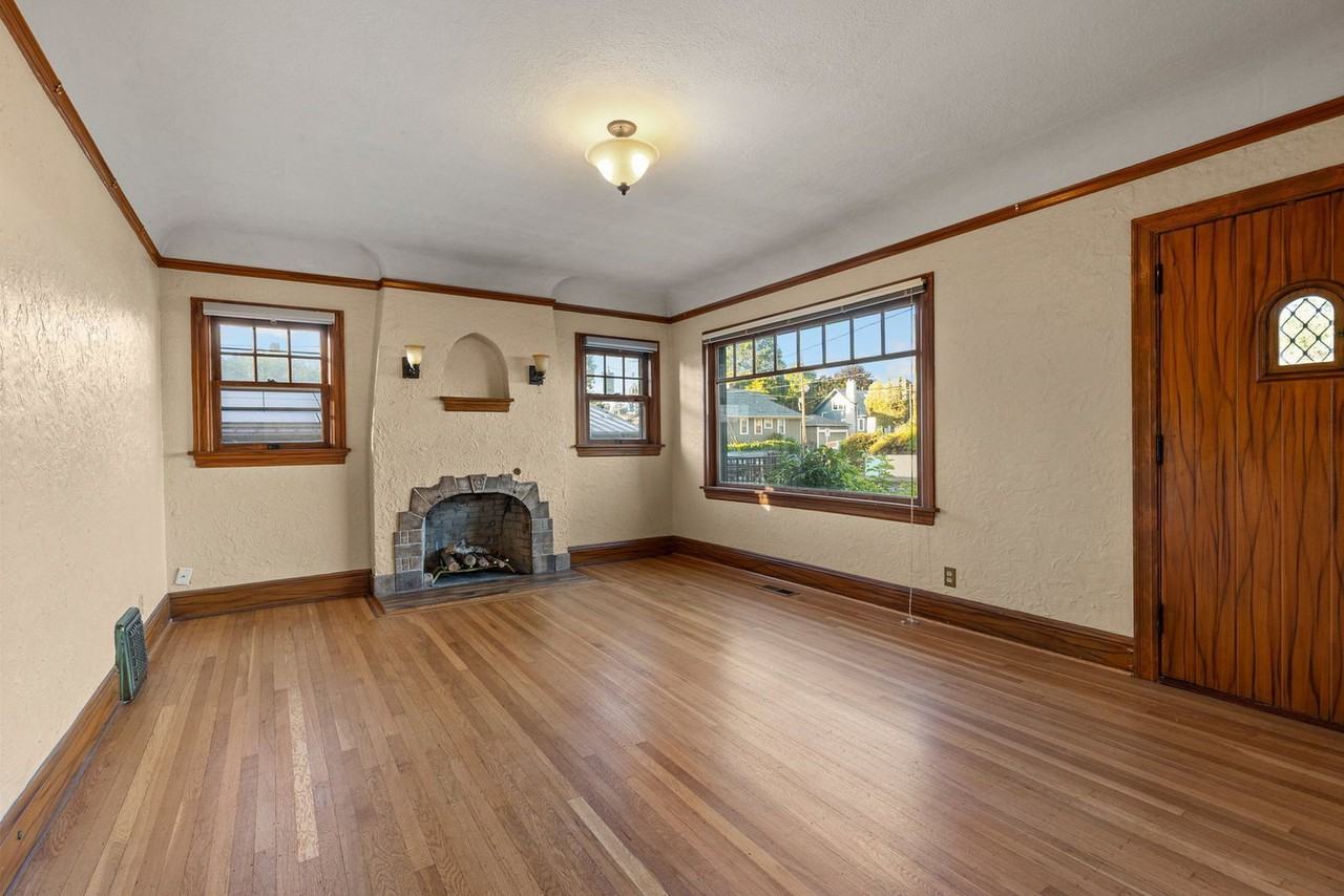 3315 Southeast Cesar Estrada Chavez Boulevard - Photo 3 of 33