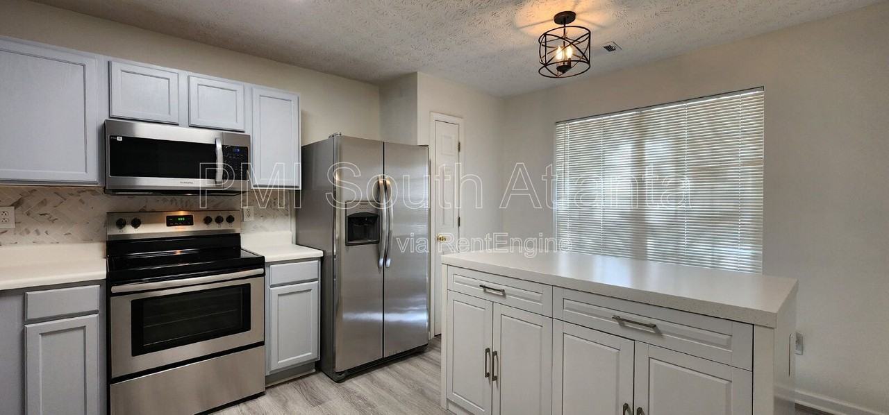 3021 Waldrop Cir - Photo 5 of 36