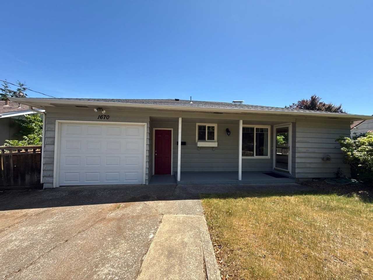 1670 Yew St Se - Photo 3 of 33