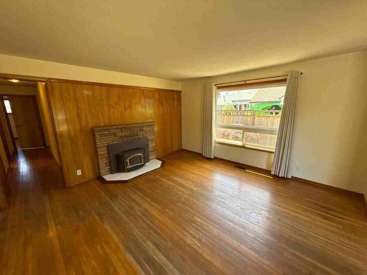1670 Yew St Se - Photo 4 of 33