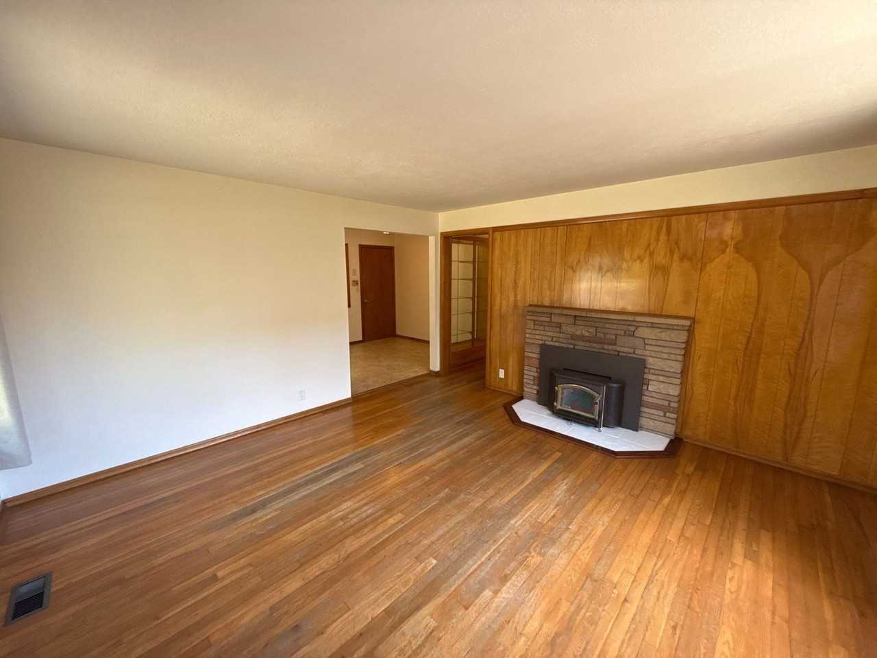 1670 Yew St Se - Photo 5 of 33