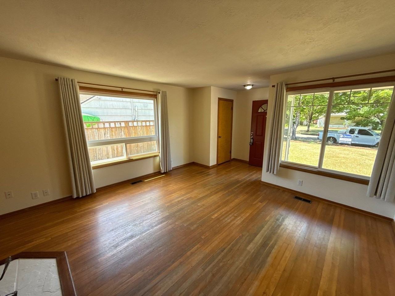 1670 Yew St Se - Photo 6 of 33