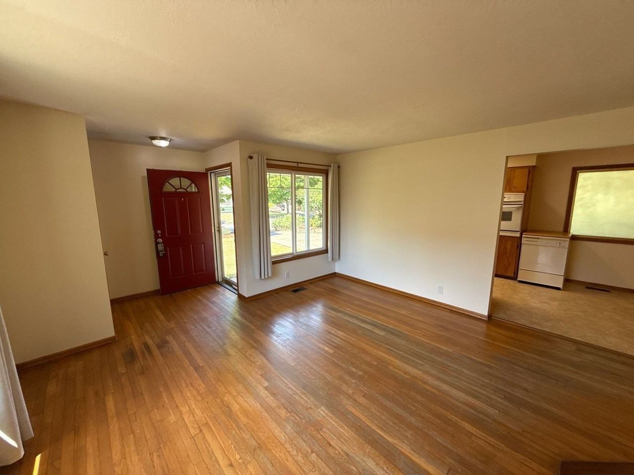 1670 Yew St Se - Photo 7 of 33