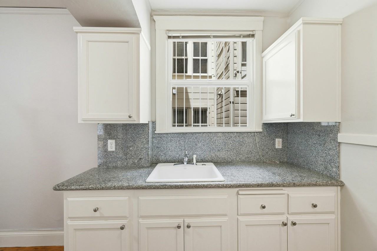 1550 Hayes St #1 - Photo 4 of 31