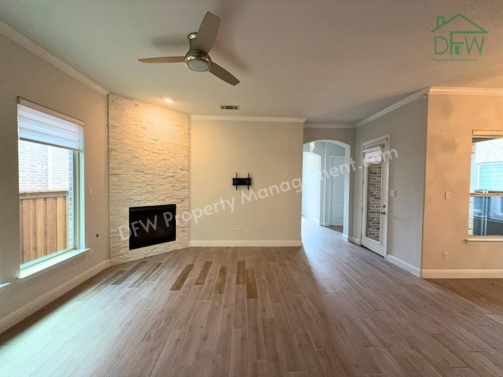 302 Julia Ln - Photo 3 of 33