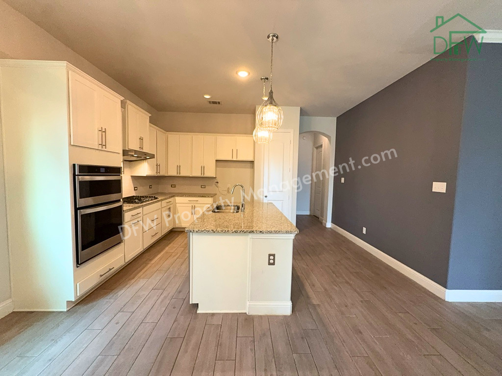 302 Julia Ln - Photo 7 of 33