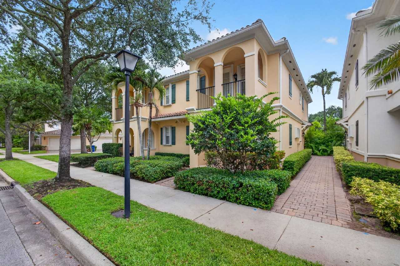 213 Barcelona Dr - Photo 4 of 50