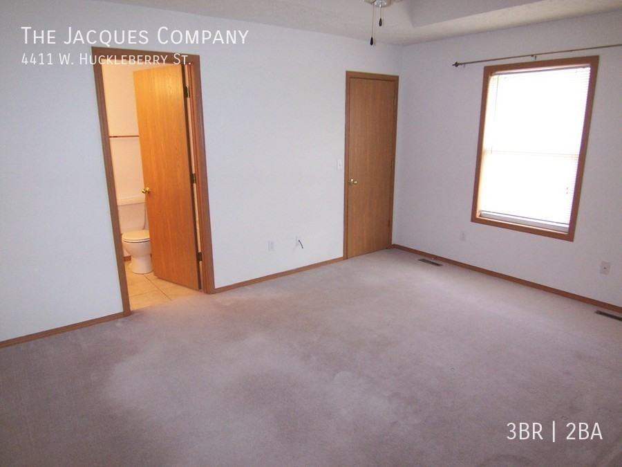 4411 W Huckleberry St - Photo 4 of 11