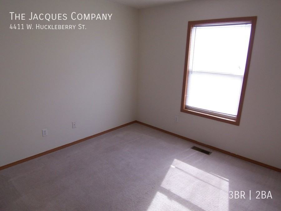4411 W Huckleberry St - Photo 6 of 11