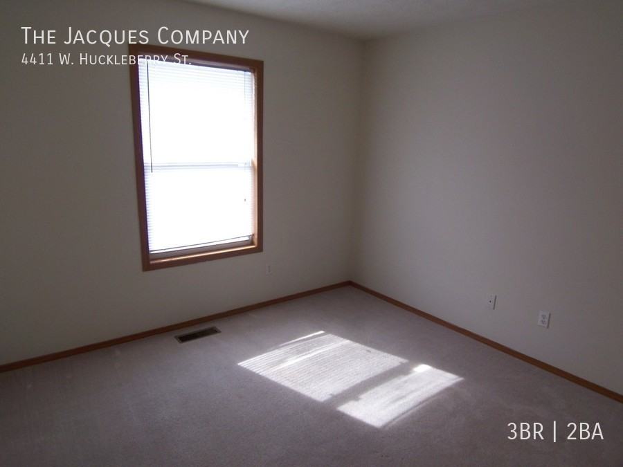 4411 W Huckleberry St - Photo 7 of 11