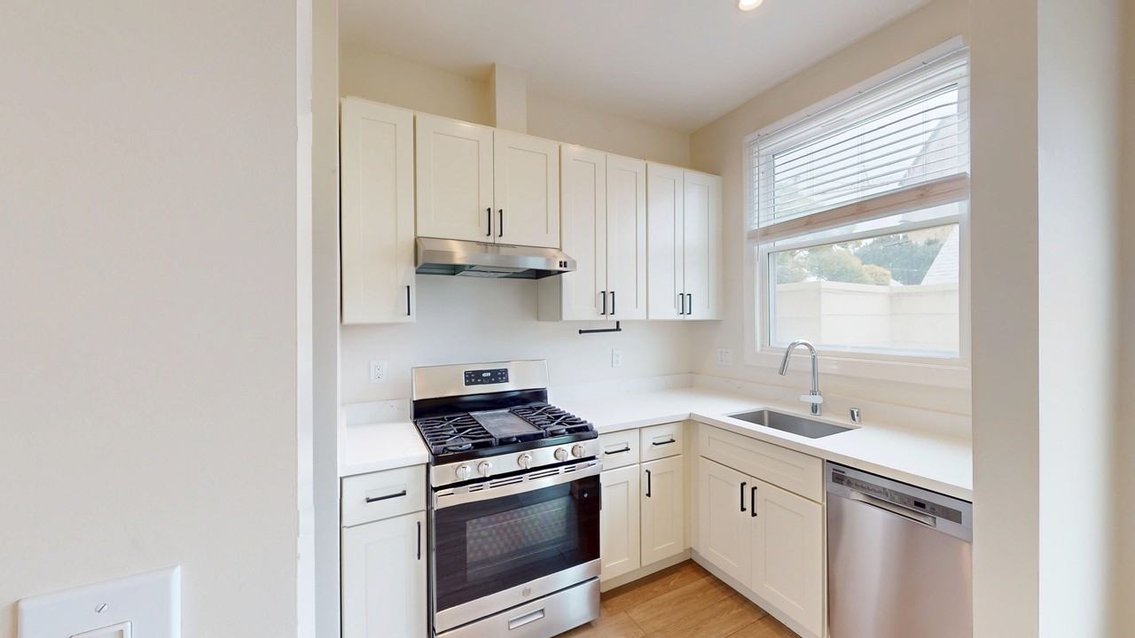 40 Tiffany Ave #6 - Photo 4 of 12
