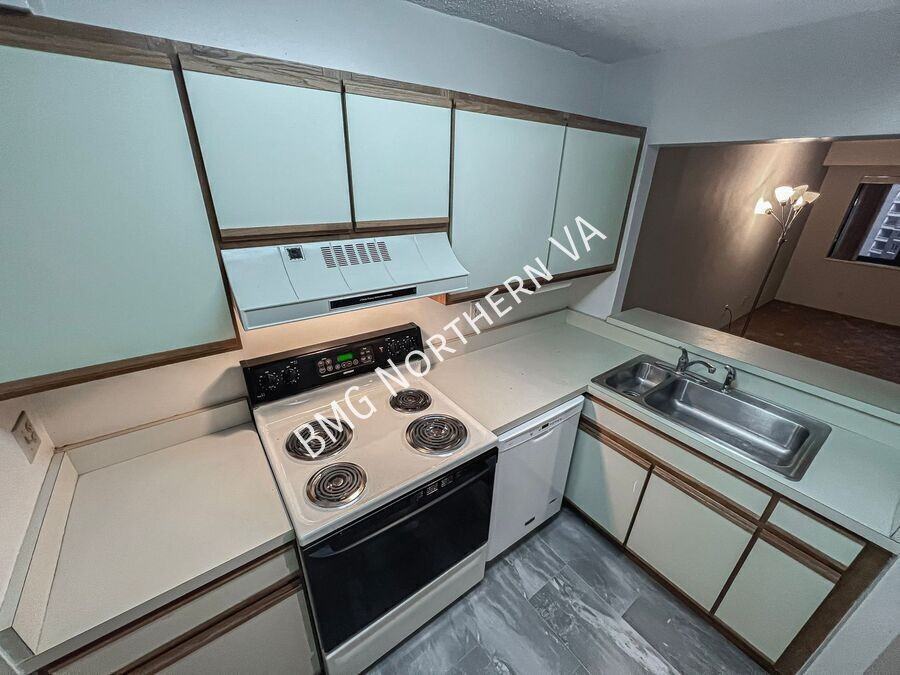 900 N Stafford St #1010 - Photo 6 of 27