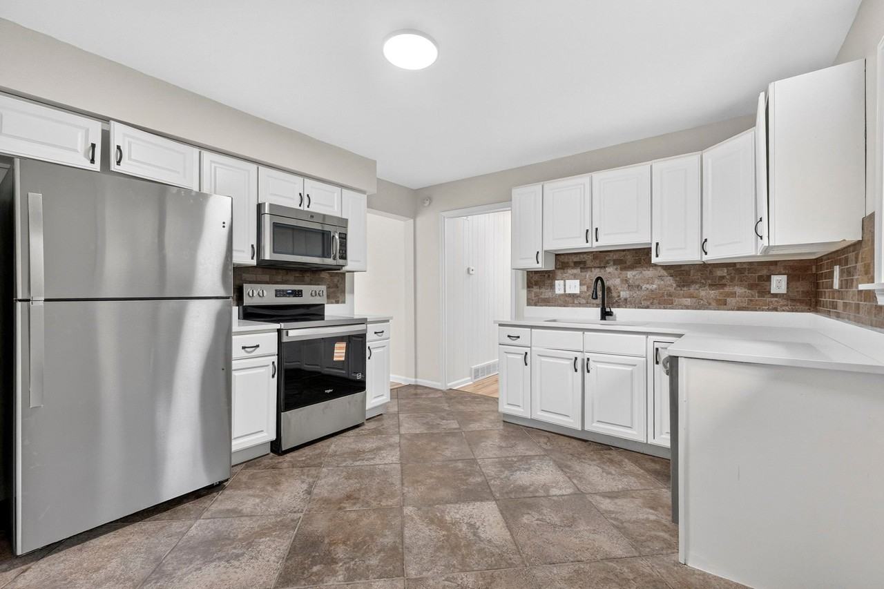 121 Sunglow Dr - Photo 3 of 17