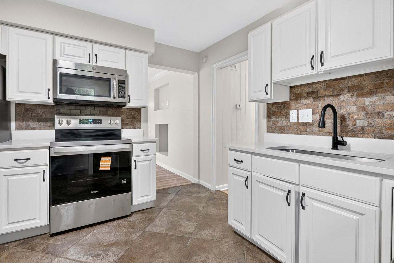121 Sunglow Dr - Photo 4 of 17