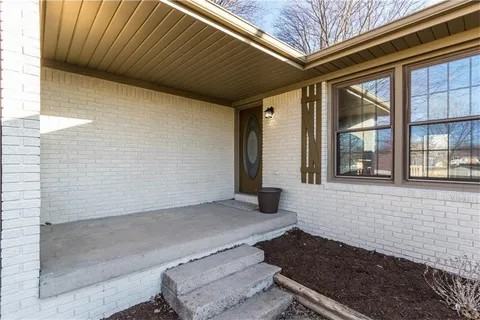 211 Hillview Dr - Photo 4 of 17