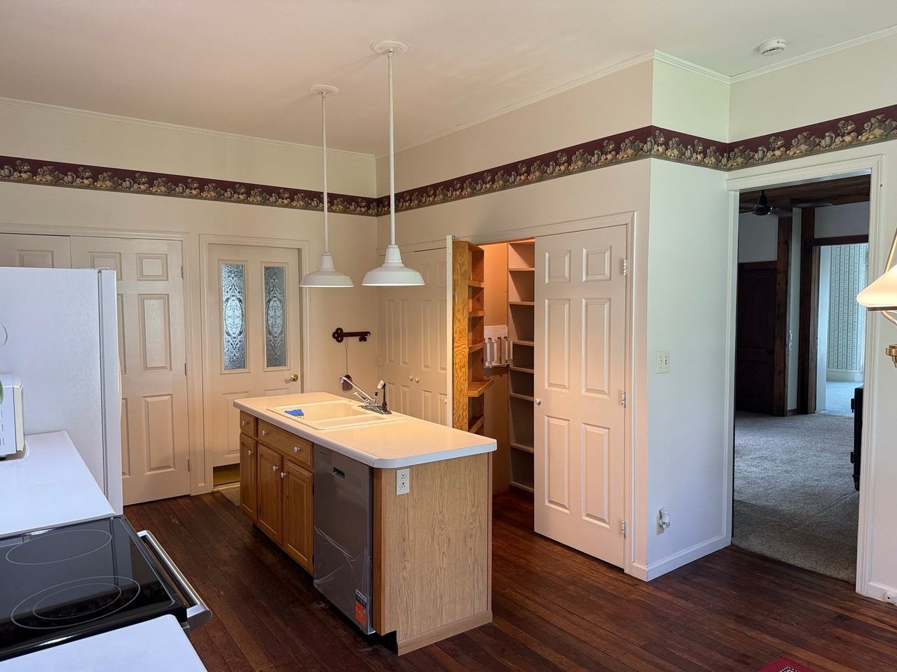 325 S Main St - Photo 4 of 16