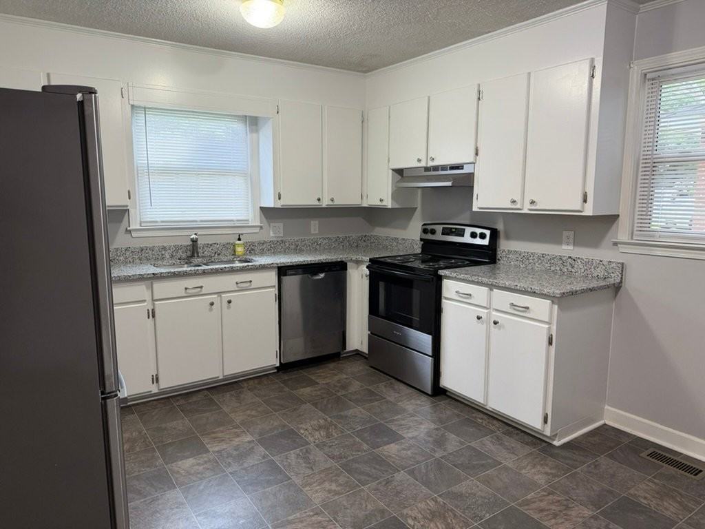818 Lynwood Dr - Photo 3 of 15