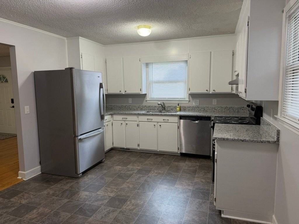 818 Lynwood Dr - Photo 4 of 15