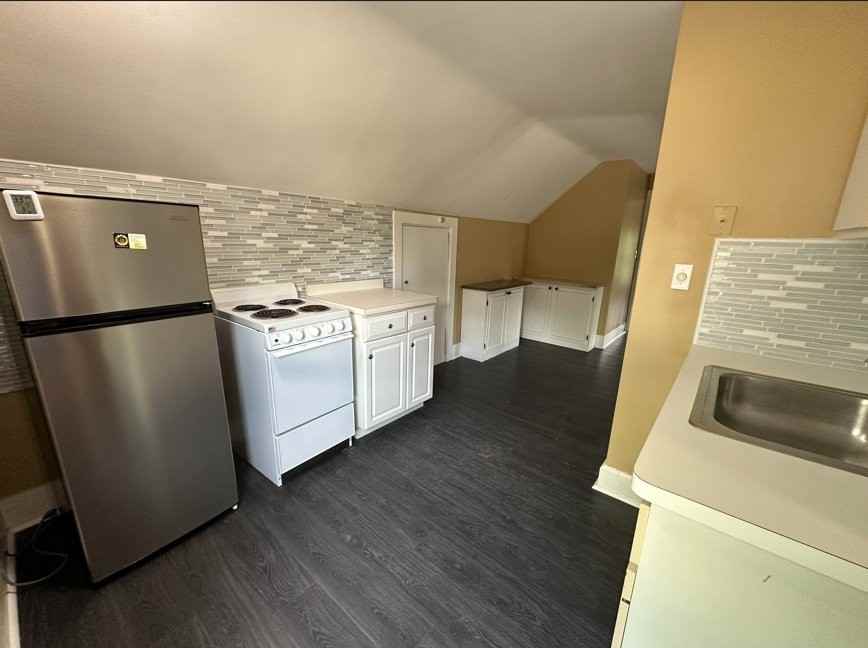395 Ash St #2 - Photo 3 of 5