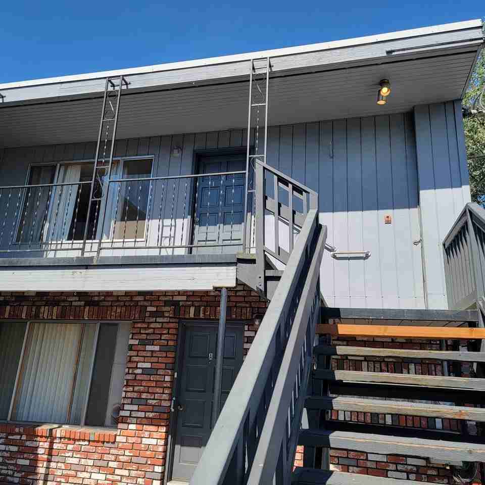 435 Ne Newton Creek Dr #D - Photo 2 of 9