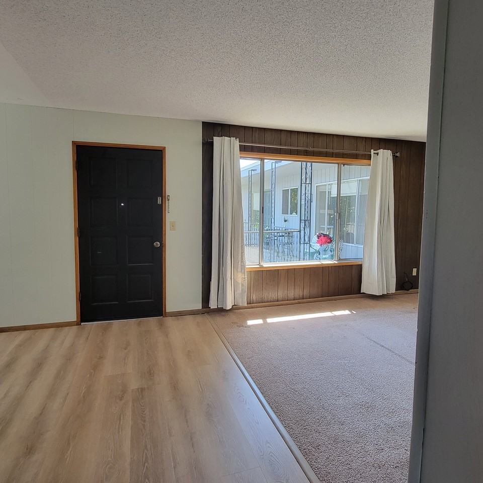 435 Ne Newton Creek Dr #D - Photo 3 of 9