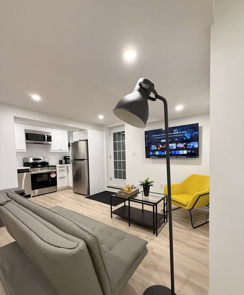 1042 Easterbrook Cres