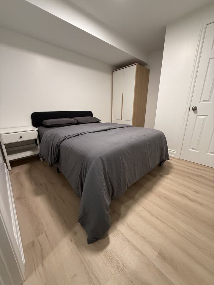 1042 Easterbrook Cres - Photo 2 of 6