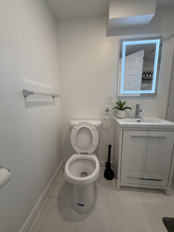 1042 Easterbrook Cres - Photo 3 of 6