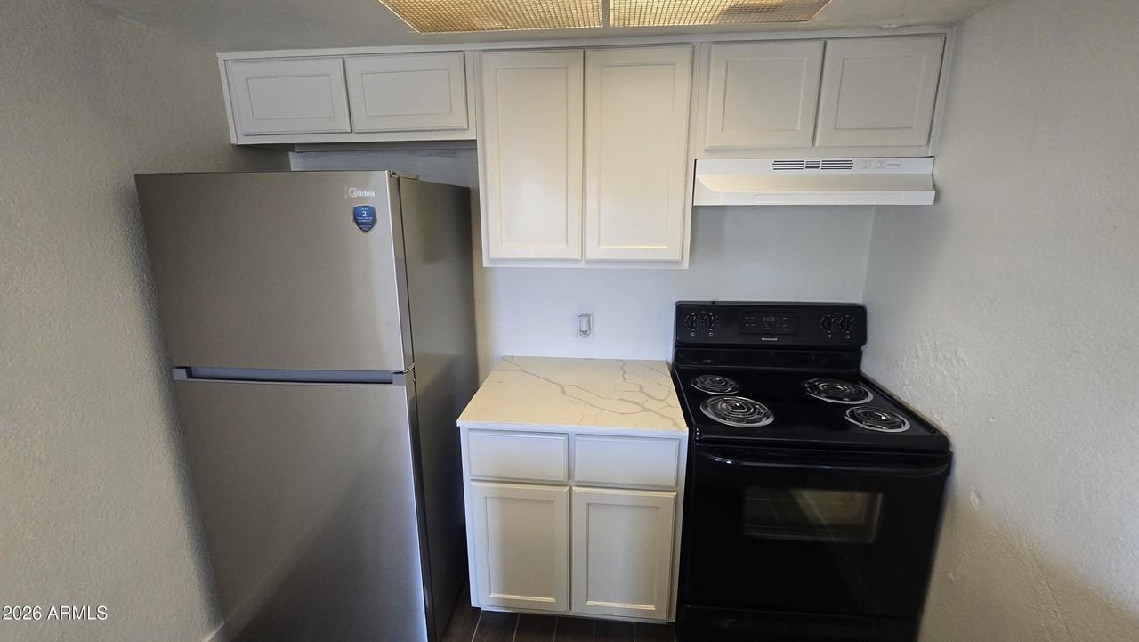 1447 N 53rd Dr - Photo 3 of 32