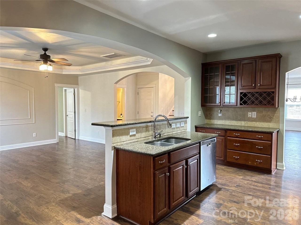 8124 Lynwood Sq - Photo 4 of 36