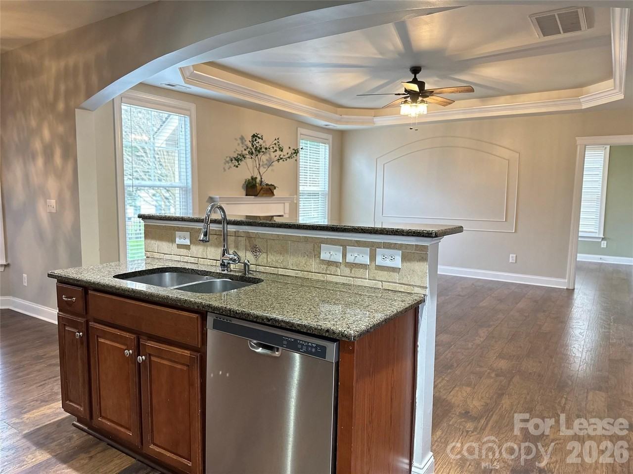 8124 Lynwood Sq - Photo 5 of 36