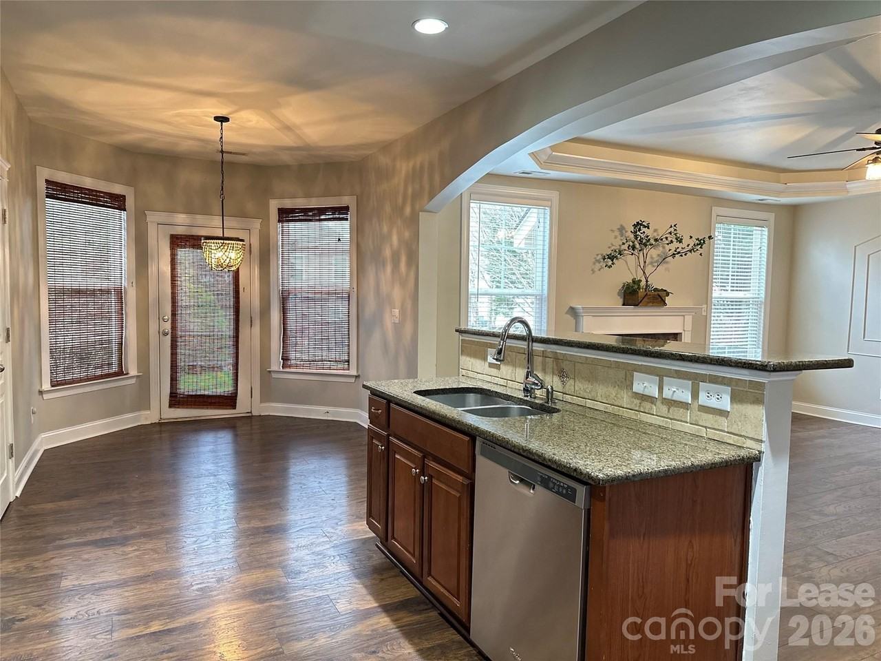 8124 Lynwood Sq - Photo 6 of 36