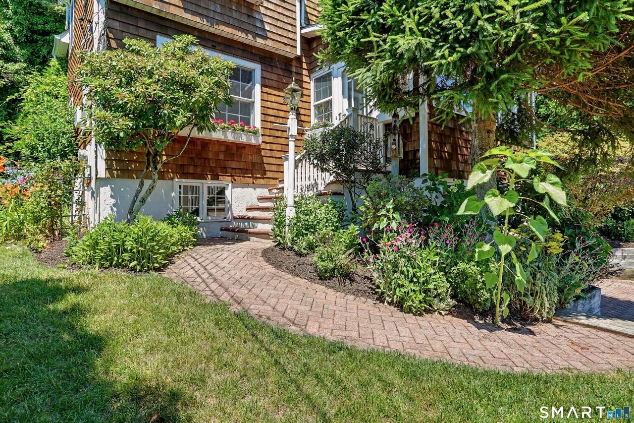 8 Sherwood Dr - Photo 2 of 28