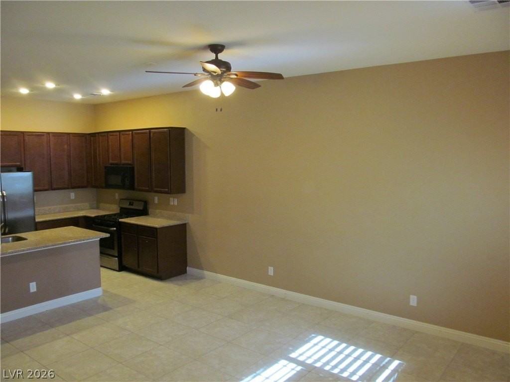 7560 Nicklin St - Photo 5 of 25