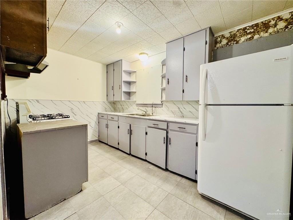 1601 Redwood Ave - Photo 5 of 12