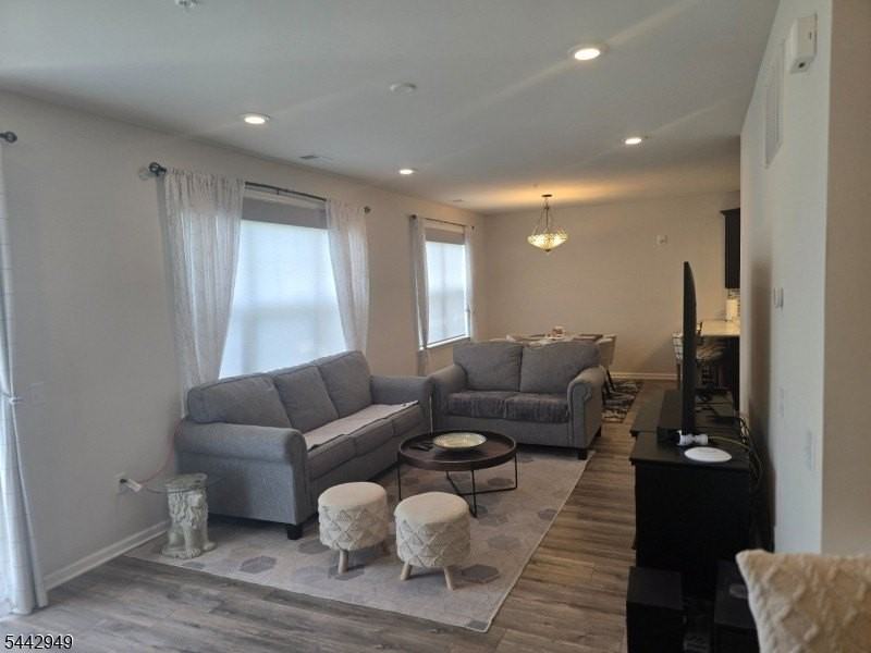 907 Greenland Sq - Photo 2 of 16