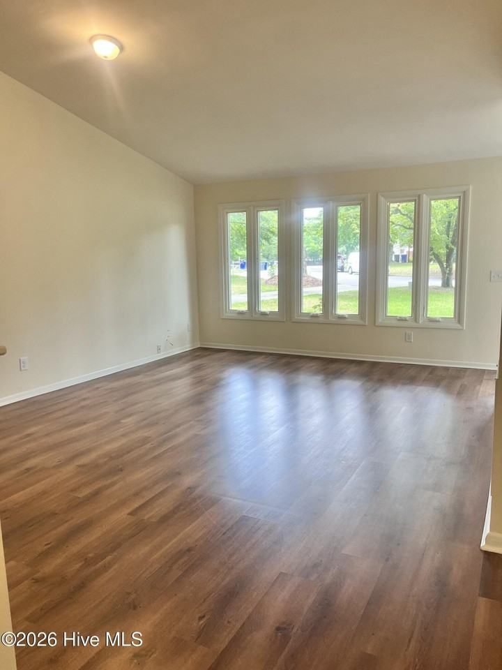 118 Fletcher Pl - Photo 2 of 10