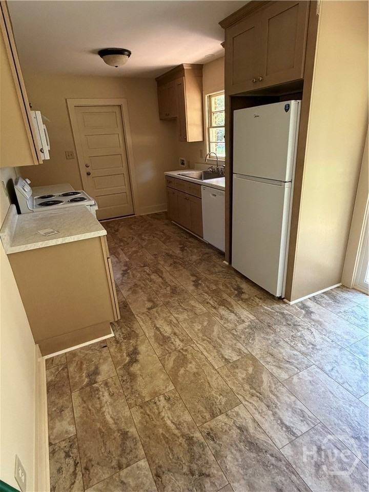 235 Clarke Dr - Photo 4 of 12