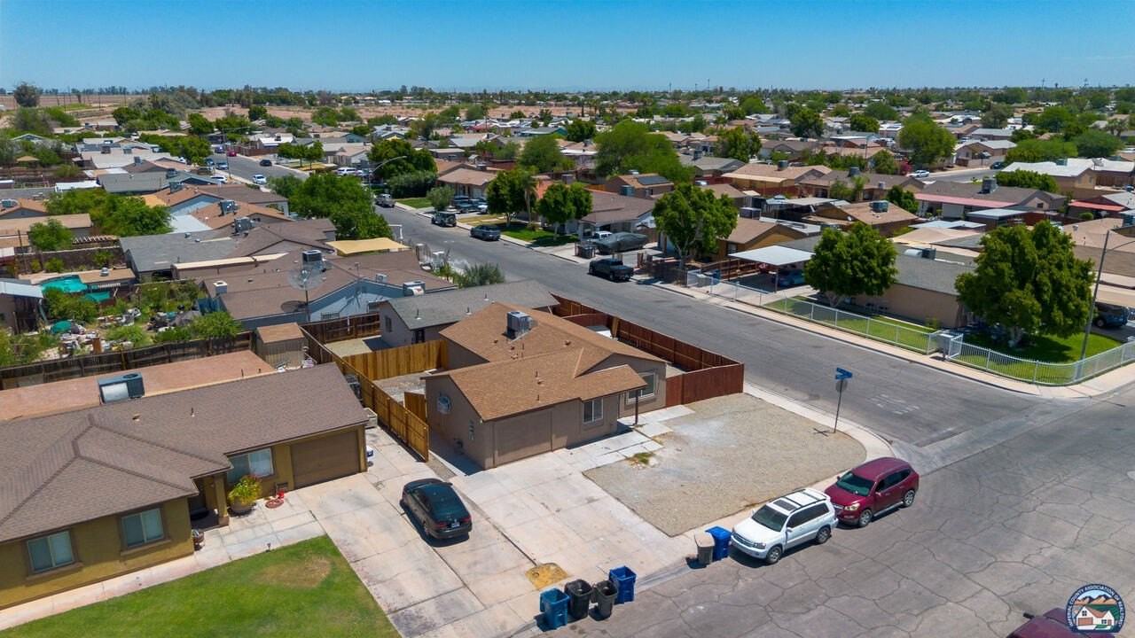 1077 Wozencraft St - Photo 2 of 22