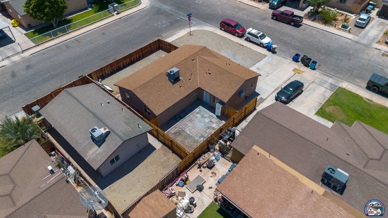 1077 Wozencraft St - Photo 4 of 22