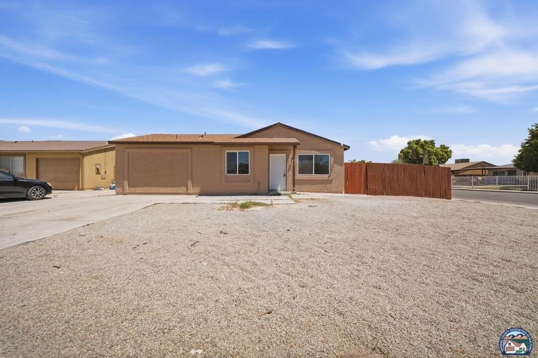 1077 Wozencraft St - Photo 5 of 22