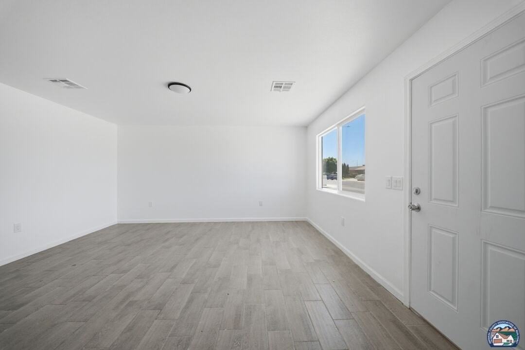 1077 Wozencraft St - Photo 6 of 22