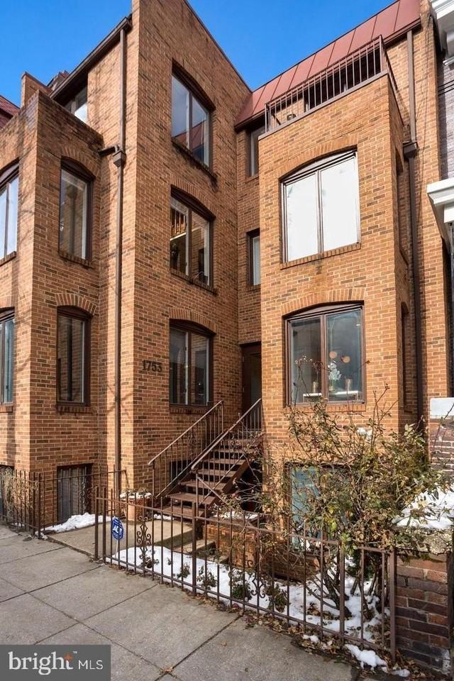 1753 Swann St Nw - Photo 2 of 21