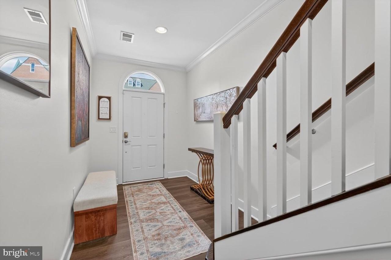 619 E Custis Ave - Photo 3 of 36