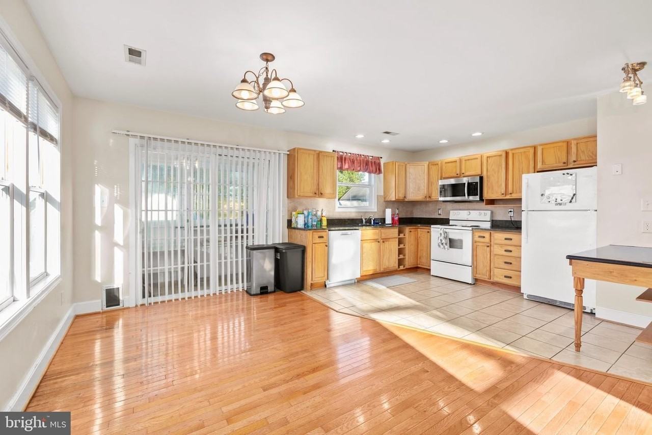 621A Wolfe St - Photo 3 of 26