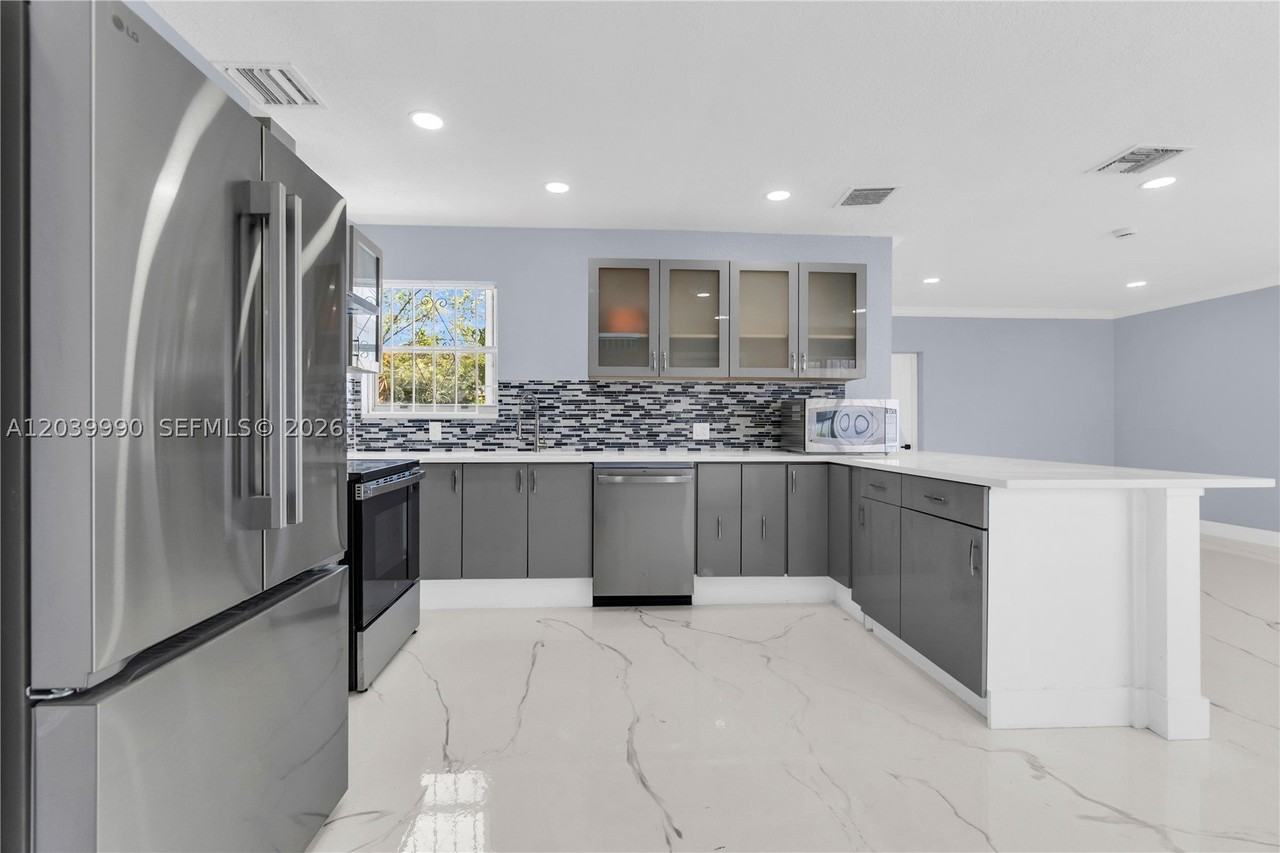 1010 Nw 196th St - Photo 3 of 50