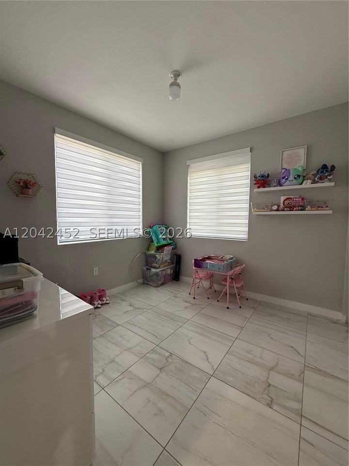 1034 Se 23rd Ter - Photo 3 of 21